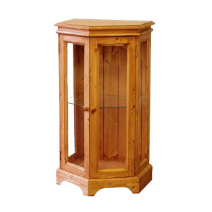 Vitrína z kvalitního smrkového dřeva je ošetřena stejně jako ostatní nábytek dekoračním voskem OsmoColor. Její povrch je pak hedvábně lesklý a příjemný na dotek